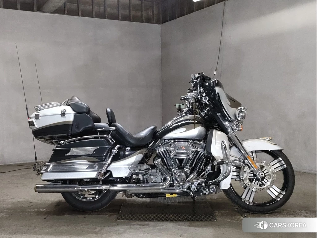 Проданный Harley-Davidson Electra Glide FLHTCUSE1800 CVO 2013 из Японии, фото 2