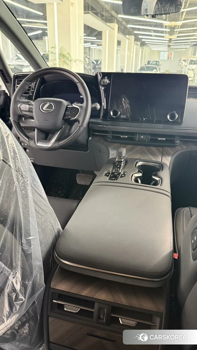 Lexus LM 2023 Черный из Китая