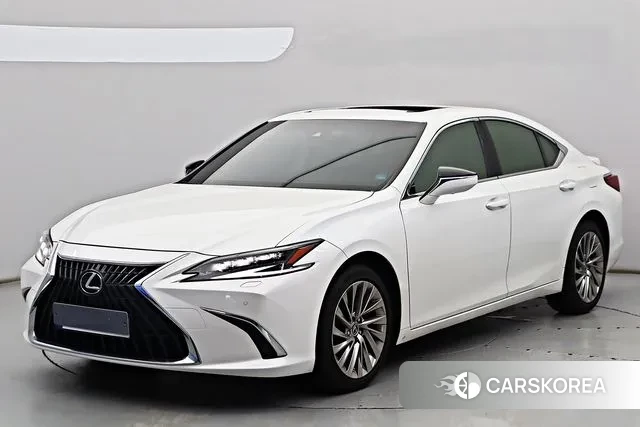 Lexus ES300h 7th generation 2023 Белый из Кореи