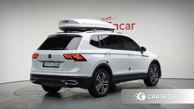 Volkswagen Tiguan Allspace 2023 Белый из Кореи