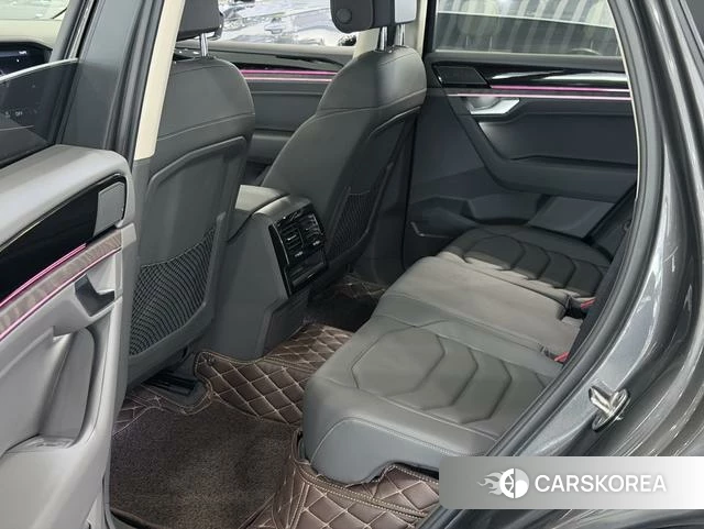 Volkswagen Touareg 2023 Темно-серый из Китая
