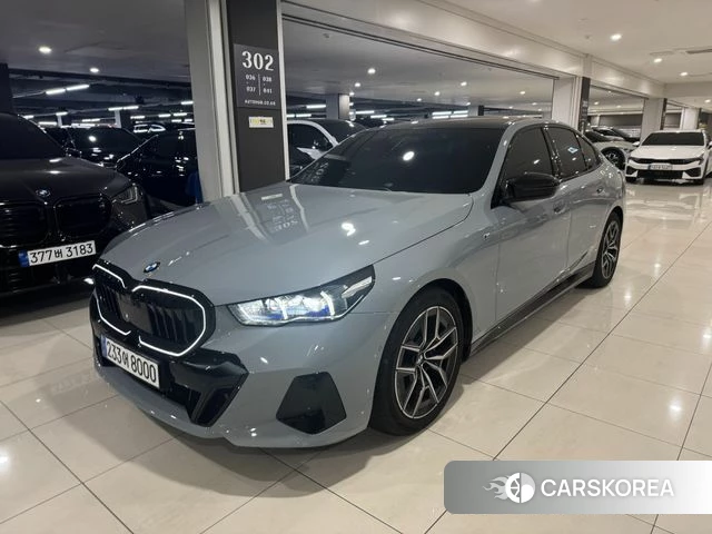 BMW 5 Series (G60) 2024 Светло-серебряный цвет из Кореи