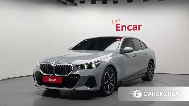 BMW 5 Series (G60) 2025 Светло-серебряный цвет из Кореи