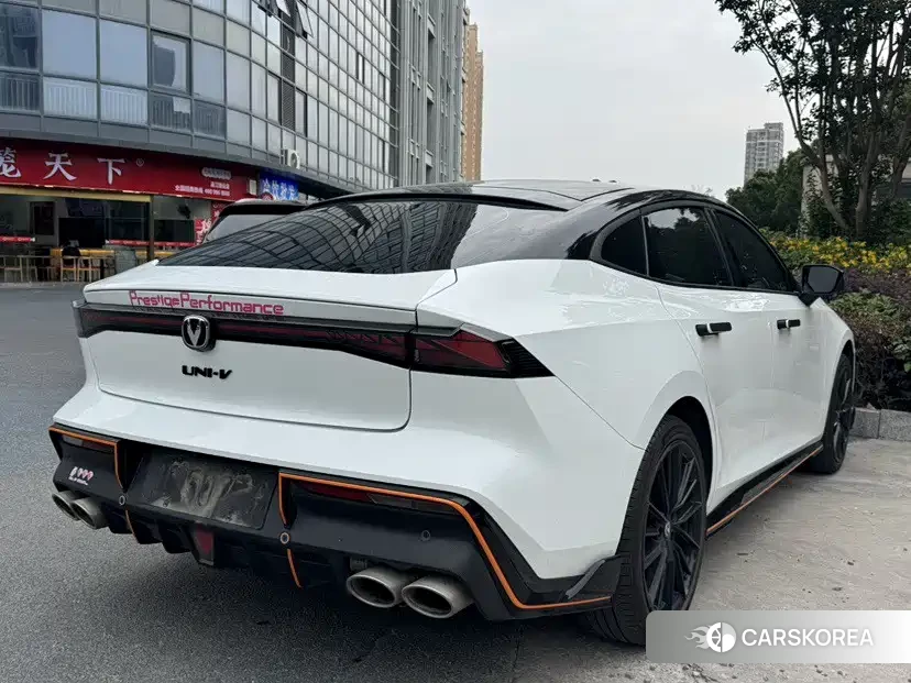 Chang'an Changan UNI-V 2024 Белый из Китая