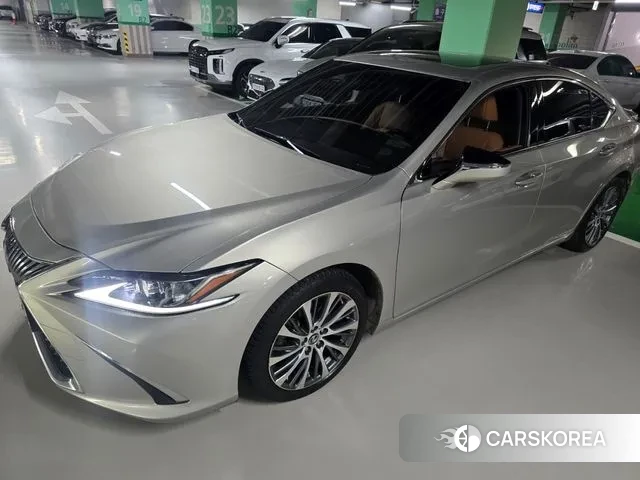 Lexus ES300h 7th generation 2020 Золотой из Кореи