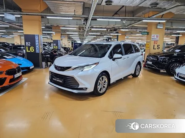 Toyota Sienna 4th Generation 2023 Белый из Кореи