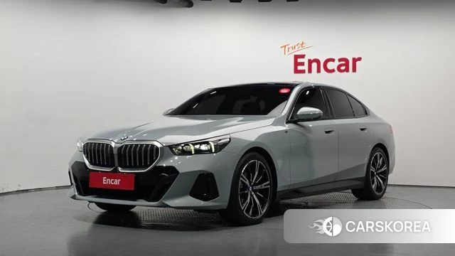 BMW 5 Series (G60) 2026 Светло-серебряный цвет из Кореи