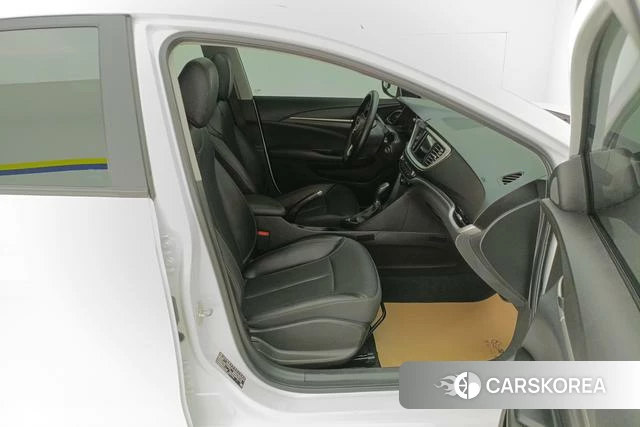 Buick Yinglang 2022 Белый из Китая