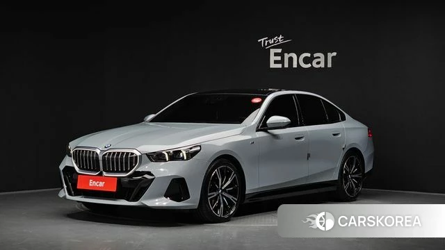 BMW 5 Series (G60) 2024 Серебристо-серый из Кореи