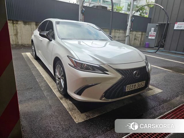 Lexus ES300h 7th generation 2023 Белый из Кореи