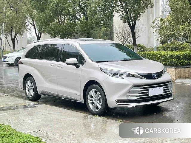 Toyota Saina 2022 Серебристо-серый из Китая