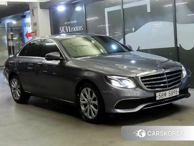 Mercedes-Benz E-Class W213 2018 Серебристо-серый из Кореи