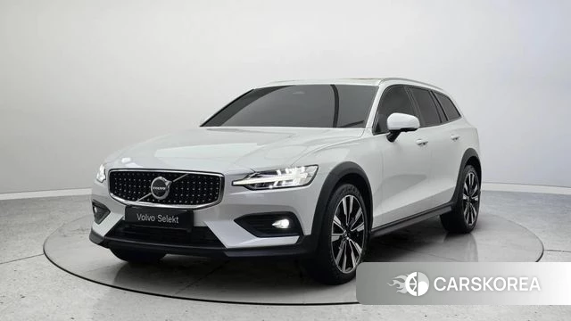 Volvo V60 Cross-Country 2nd Generation 2024 Белый из Кореи