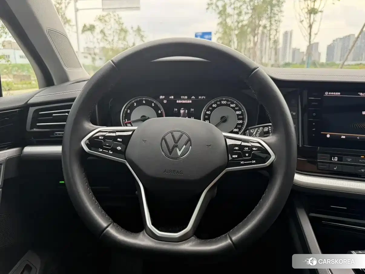Volkswagen Touareg 2023 Champagne/brown из Китая