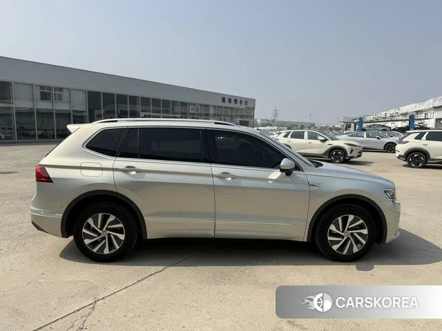 Volkswagen Tiguan L PHEV 2021 Шампань из Китая