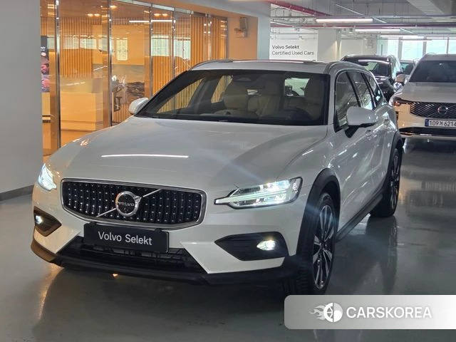 Volvo V60 Cross-Country 2nd Generation 2026 Белый из Кореи