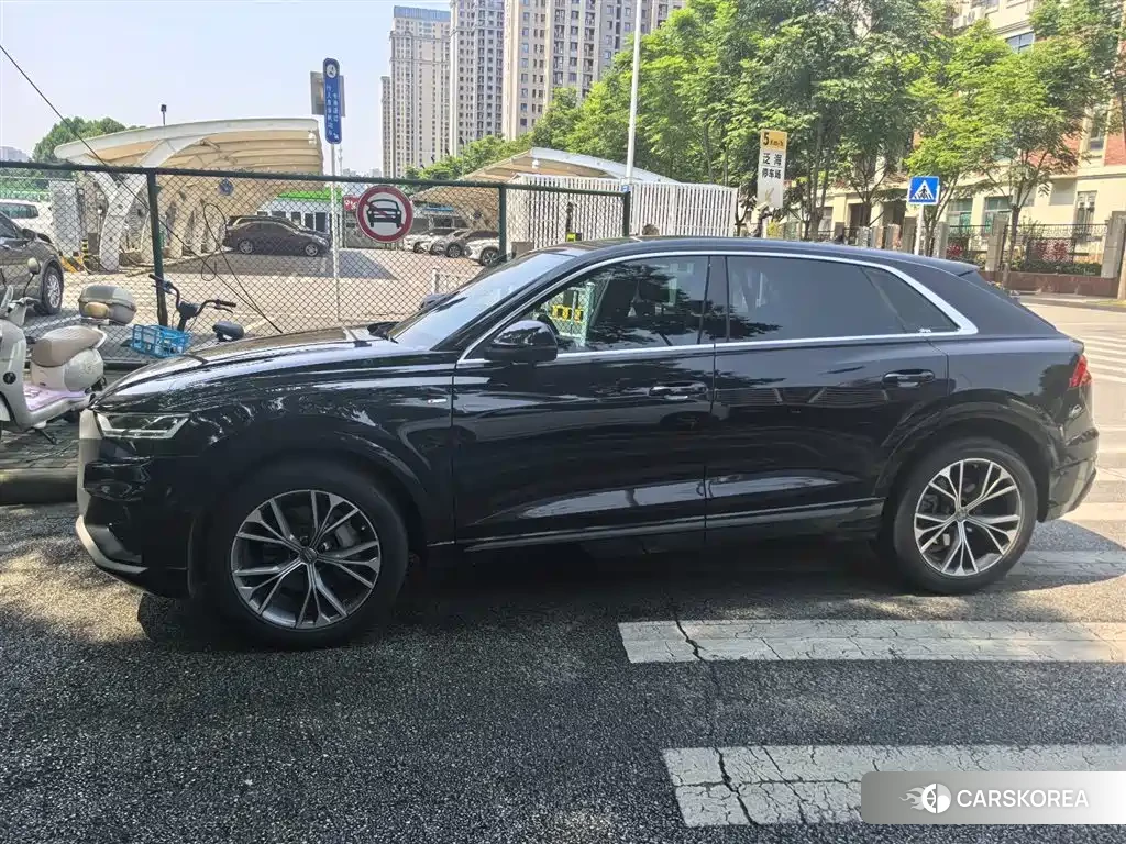 Audi Q8 2020 Черный из Китая