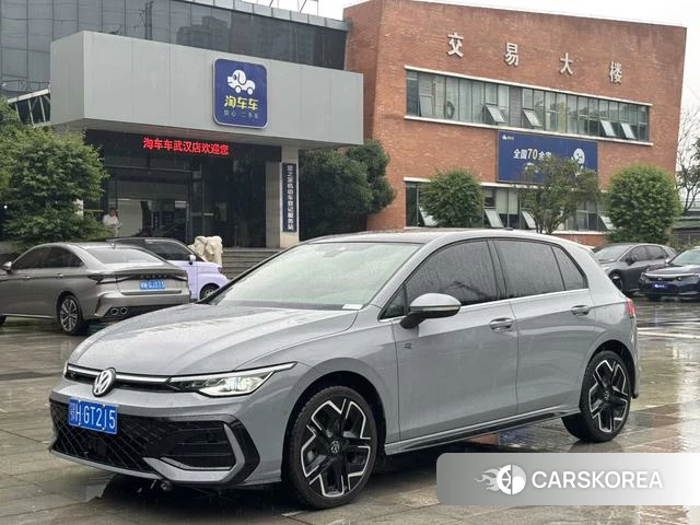 Volkswagen Golf 2025 Серебристо-серый из Китая