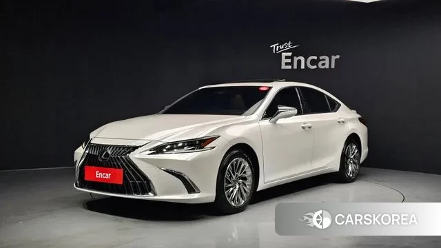 Lexus ES300h 7th generation 2024 Белый из Кореи