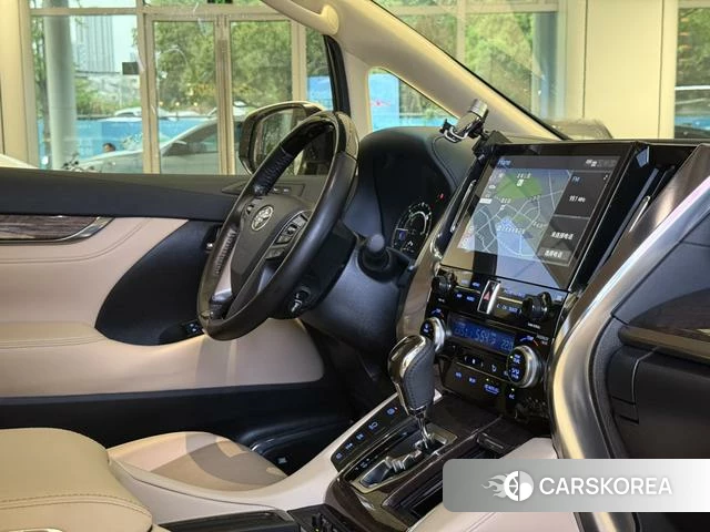 Toyota Elfa 2021 Белый из Китая