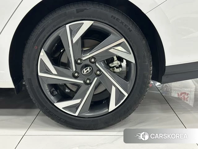 Hyundai Elantra 2023 Белый из Китая
