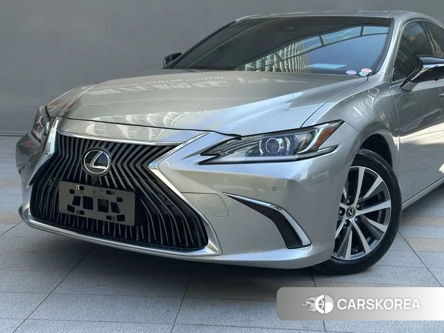 Lexus ES 2021 Серебристо-серый из Китая