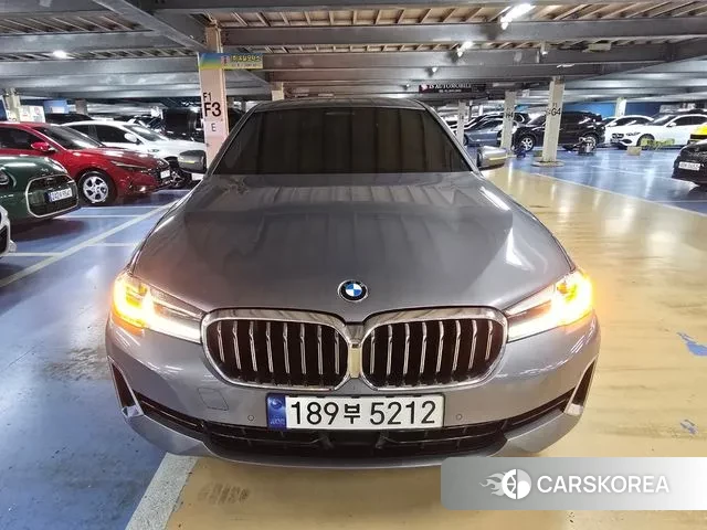 BMW 5 Series (G30) 2022 Серебристо-серый из Кореи