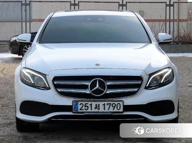 Mercedes-Benz E-Class W213 2018 Белый из Кореи