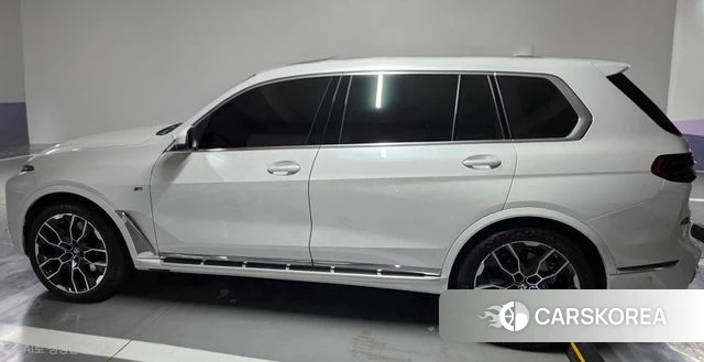 BMW X7 (G07) 2025 Жемчужный цвет из Кореи
