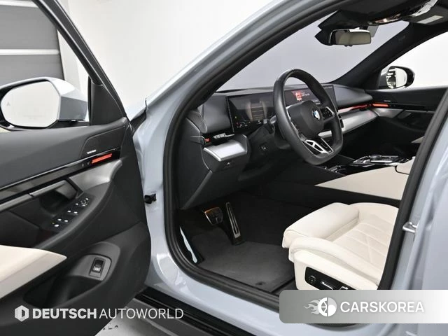 BMW 5 Series (G60) 2024 Небесно-голубой из Кореи