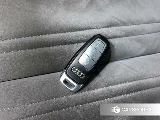 Audi A6L 2019 Черный из Китая