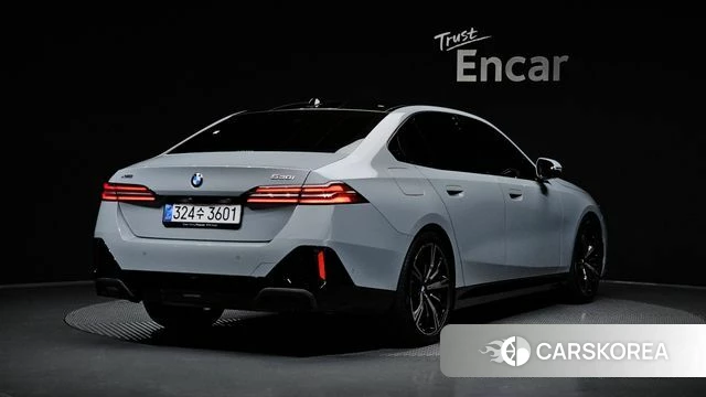 BMW 5 Series (G60) 2026 Серебристо-серый из Кореи