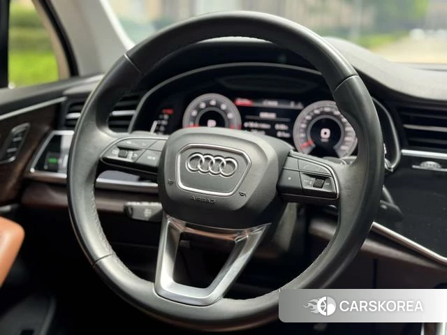 Audi Q7 2021 Черный из Китая