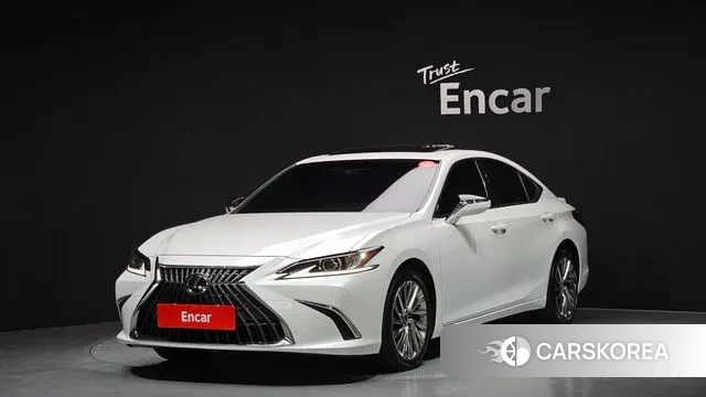 Lexus ES300h 7th generation 2023 Белый из Кореи
