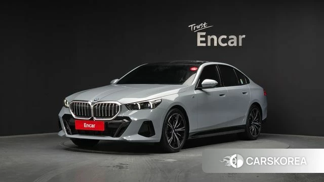 BMW 5 Series (G60) 2025 Небесно-голубой из Кореи