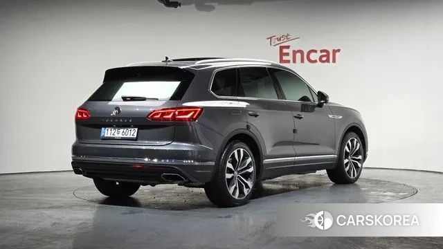 Volkswagen Touareg 3rd generation 2020 Серый из Кореи