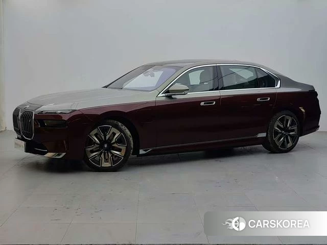 BMW i7 2025 Красный из Китая