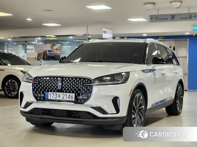 Lincoln Aviator 2nd generation 2024 Белый из Кореи