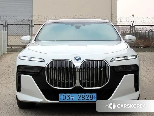 BMW i7 (G70) 2023 Белый из Кореи