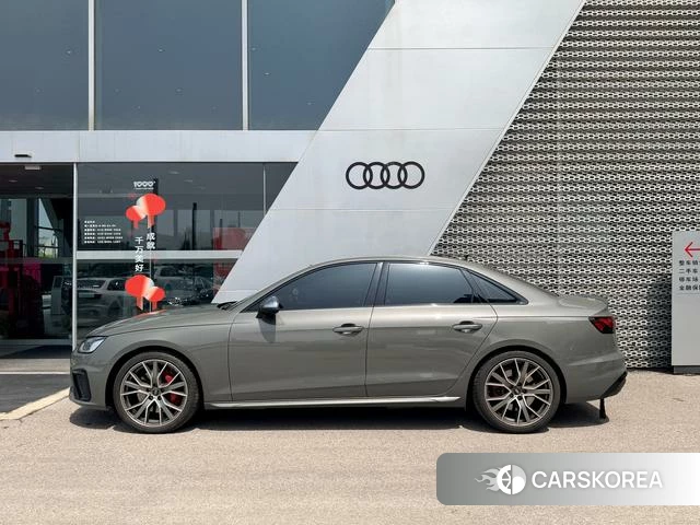 Audi S4 2024 Темно-серый из Китая