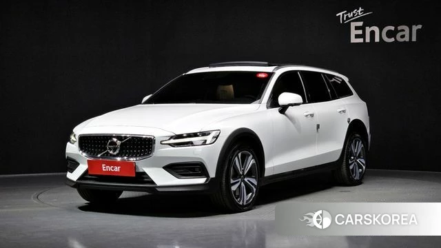 Volvo V60 Cross-Country 2nd Generation 2021 Белый из Кореи