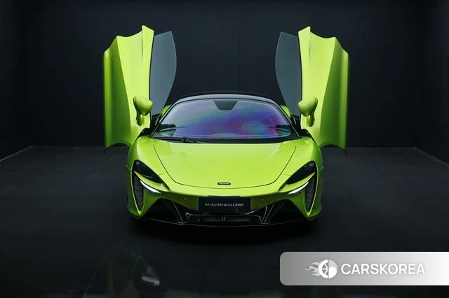 McLaren Artura 2023 Зеленый из Китая