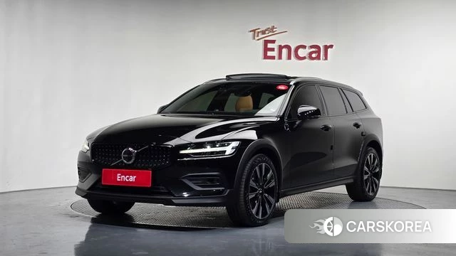 Volvo V60 Cross-Country 2nd Generation 2023 Черный из Кореи
