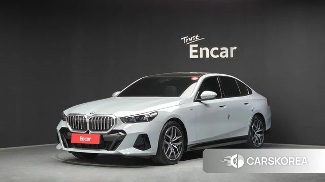 BMW 5 Series (G60) 2025 Светло-серебряный цвет из Кореи