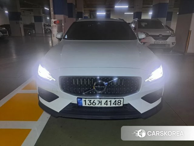 Volvo V60 Cross-Country 2nd Generation 2021 Белый из Кореи