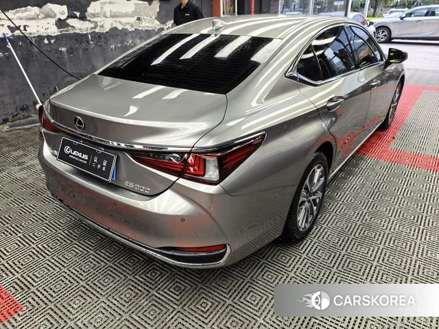 Lexus ES 2022 Серебристо-серый из Китая