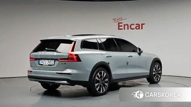 Volvo V60 Cross-Country 2nd Generation 2024 Серебристо-серый из Кореи