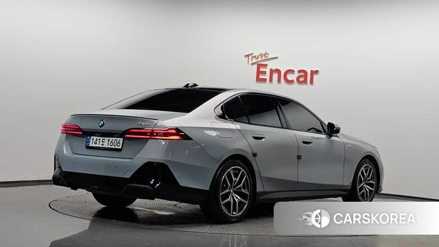 BMW 5 Series (G60) 2024 Светло-серебряный цвет из Кореи
