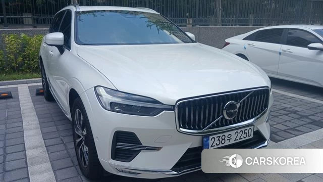 Volvo XC60 second Generation 2023 Жемчужный цвет из Кореи