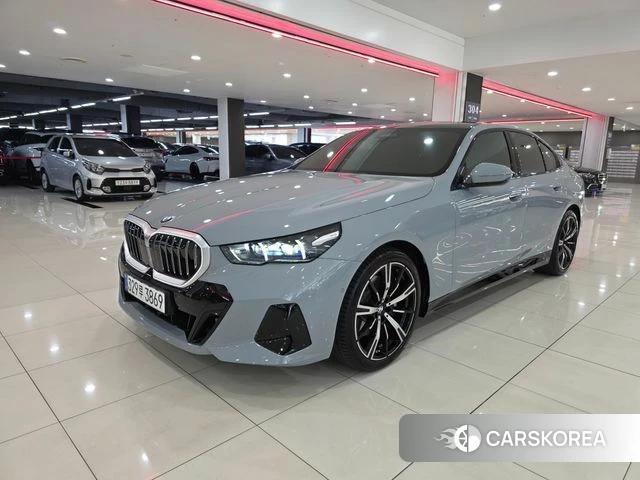 BMW 5 Series (G60) 2025 Серебристо-серый из Кореи